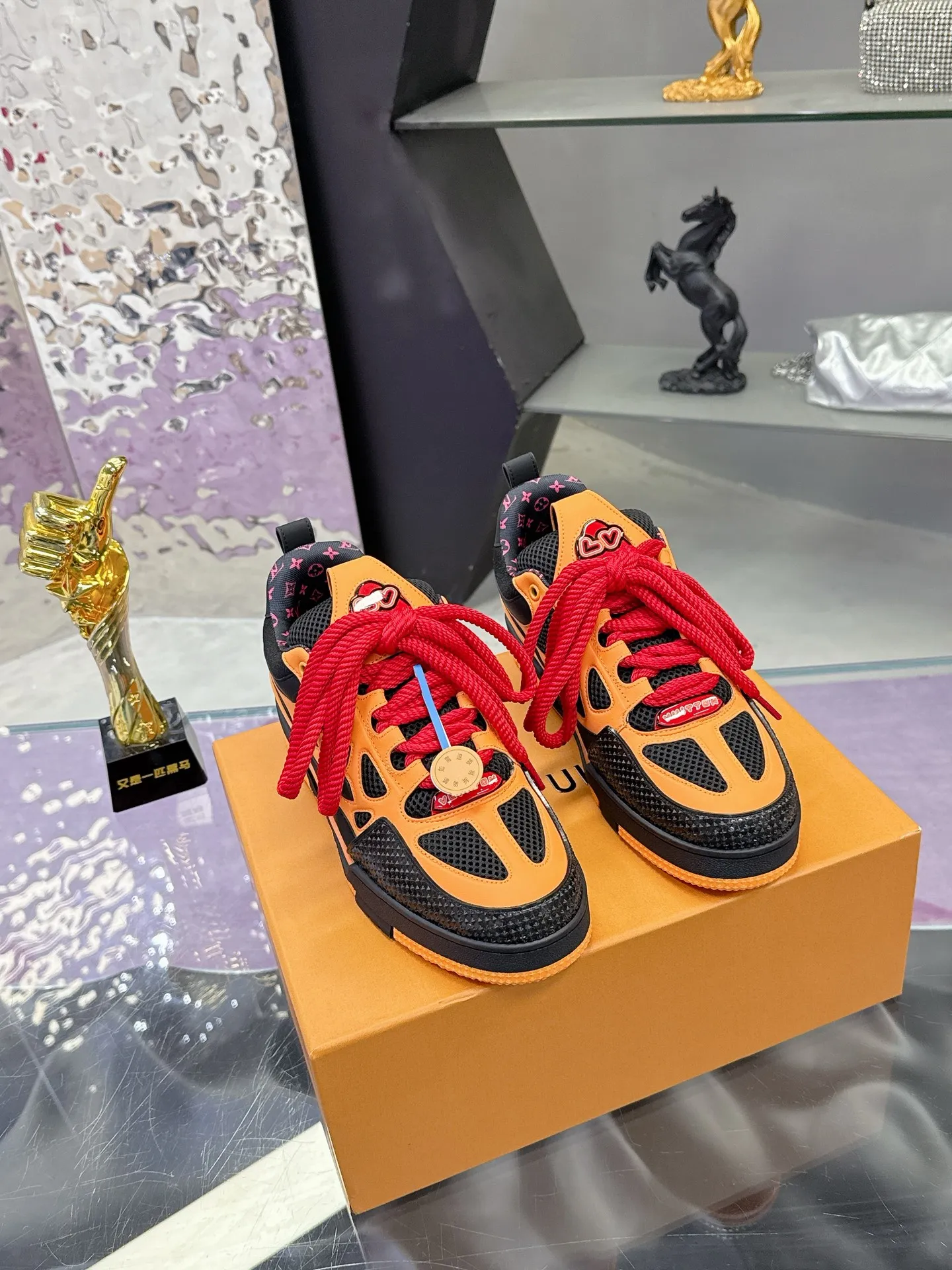 Factory price: 760💰 𝙇𝙑 𝟐𝟎𝟐5 𝐒𝐒 𝐧𝐞𝐰 Officially synchronized new colors💗 Louis Vuitton catwalk skateboard shoes are a hit, LOUIS VUITTON Trainer is undoubtedly one of the most successful Sneakers launched by luxury brands, but the pace of exploration will not stop. LOUISVUITTON will also bring a new series of skateboard shoes in the spring of 2025. The new series in the picture returns to the 90s Chunky Skate Shoes look and feel. The uppers are made of leather and mesh. The fat silhouette and thick shoelaces are very eye-catching. It is expected to have quite a few colors like the Trainer. Judging from the previous DIOR show skate shoes, this chunky style may be even stronger next year.  💎 LV small bread series LV bread shoe series 😘 Couple model Size: Female 35-40 Male 39-44, customized 45, 46